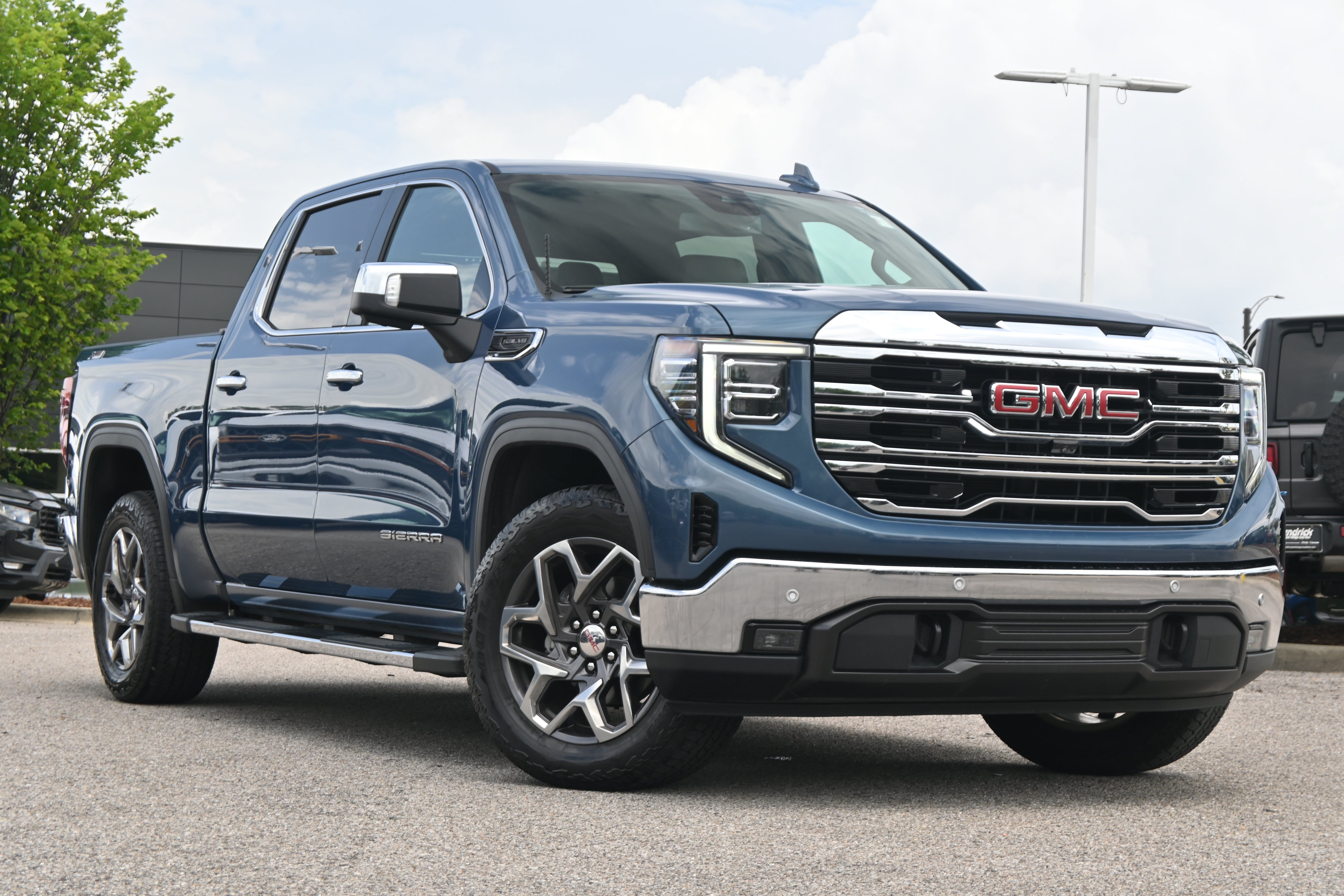 gmc sierra 1500 2024 3GTUUDED4RG283732 image